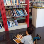 exibir uma criança lendo